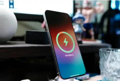 毛阳镇苹果15换屏服务分享用什么充电器给iPhone15充电更好 